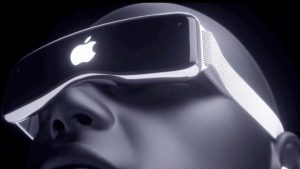 Apple annuncia il suo primo visore e i concorrenti tremano