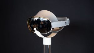 Samsung Galaxy XR: il visore per la realtà estesa è realtà – Ma a quale prezzo? Samsung ha finalmente svelato il suo primo visore XR (Extended Reality), chiamato Galaxy XR, un dispositivo che punta a unire realtà virtuale (VR), realtà aumentata (AR) e realtà mista (MR). Il visore è il risultato della collaborazione strategica tra Samsung, Google (che fornisce Android XR come piattaforma) e Qualcomm, che lo equipaggia con il potente chipset Snapdragon XR2+ Gen 2.